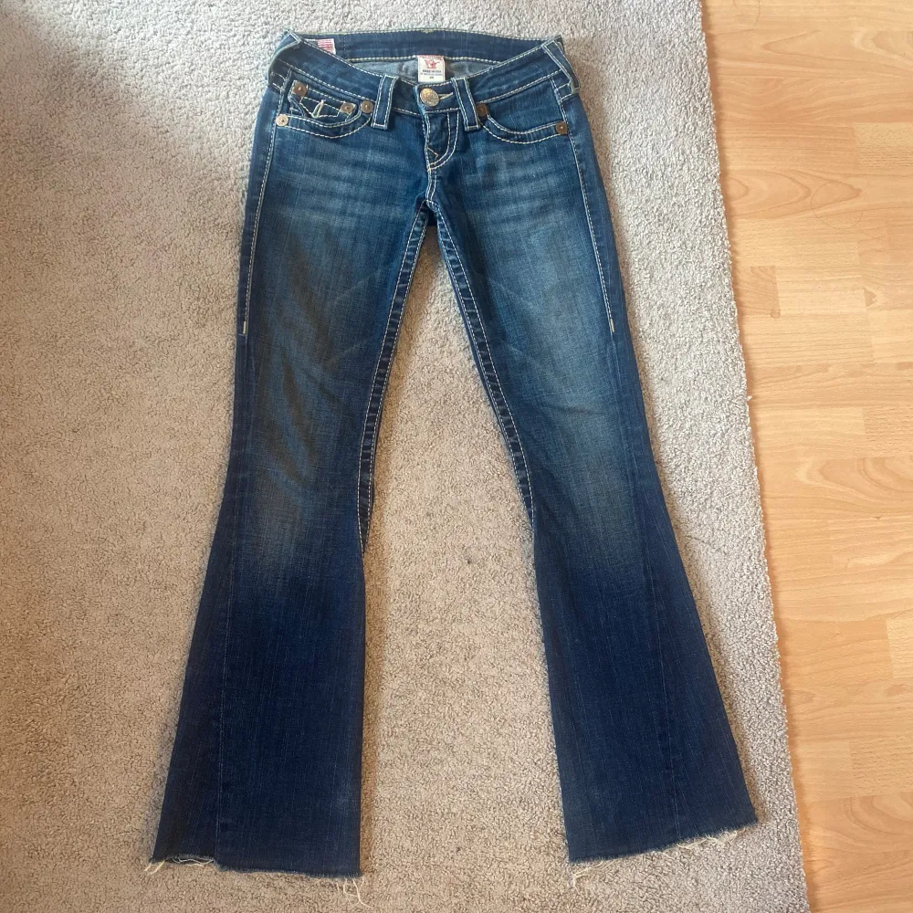 säljer mina absoluta favorit jeans då dom tyvärr är för små! lågmidjade och bootcut storlek 25. Avklippta där nere💗💗💗toppen skick!. Jeans & Byxor.