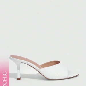 Vita klackskor  - Har råkat köpa dessa skor, då jag aldrig använt dom och bara legat och dammat! Hör av er om mer bilder eller om priset! 🥰