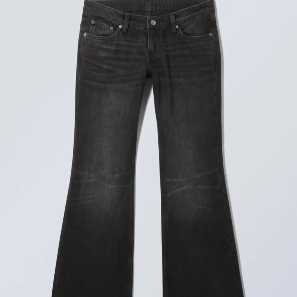 Säljer ett par blåa o ett par svarta weekday jeans då dom sitter bra men inte kommer till användning, ny pris på båda 590kr💕SÄLJER DOM FÖR SIG, pris kan diskuteras. Jeans & Byxor.