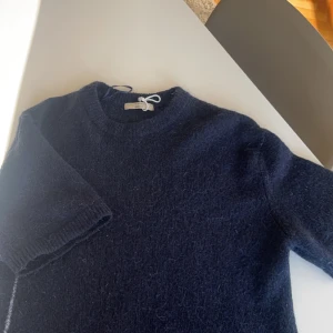 Söt kortärmad tjocktröja från Gina tricot  - Jätte där kortärmad tröja från Gina som tyvärr inte kommer till användning. Original pris 300kr men säljer för 180kr