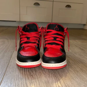 Air Jordan 1  - Säljer min mammas Jordan 1 i storlek 38. Sparsamt använda och inga defekter. Köptes för 1500 säljer för 800, skriv vid frågor mm😇💕🥰