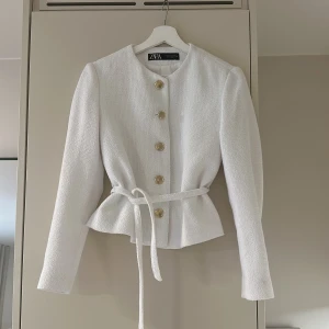 Jacka zara - Säljee denna kavaj / jacka från zara❤️ ej använd! Köpt för 700kr + 50kr frakt