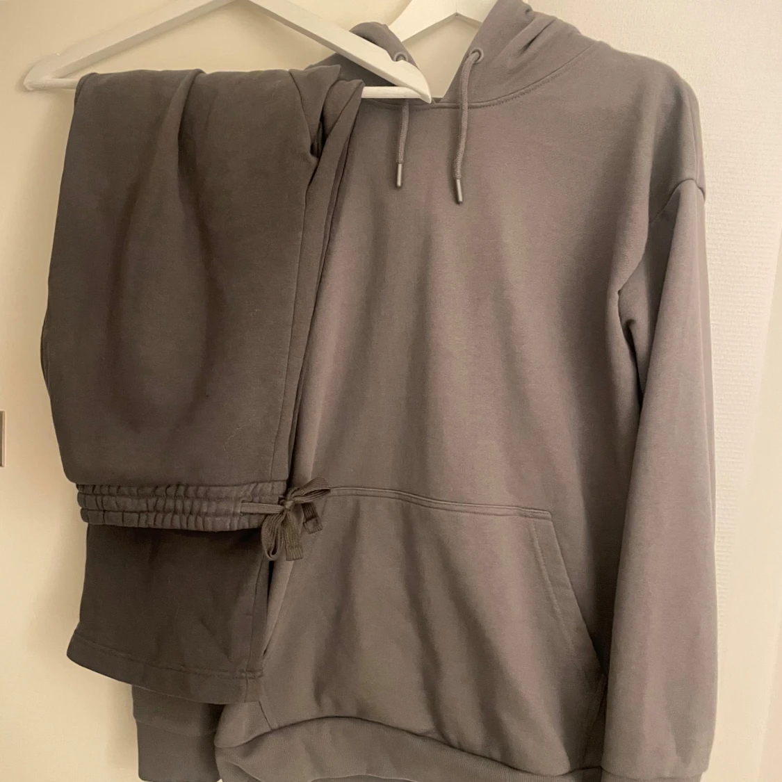 Grå hoodie med matchande byxor