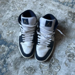 Nike Air Jordans i blått och vitt - Pris kan diskuteras. Ganska bra skick det är ba snören och hälen på sulan som är lite slitna.