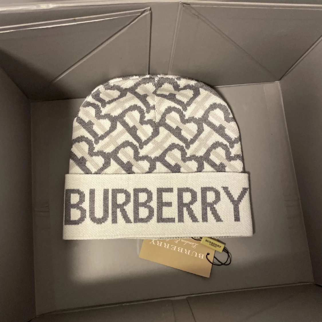 Mönstrad mössa från Burberry - 90