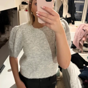 Grå stickad tröja med puffärmar - Superfin grå stickad tröja från vero Moda med puff ärmar. Helt slutsåld överallt!! Använd få gånger!!🩷🙌🏼Storlek M men passar mig som har S, nypris 399kr