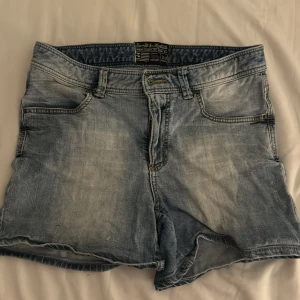 Blå jeansshorts från Sweet Vengeance - Säljer ett par snygga blå jeansshorts från Sweet Vengeance i storlek XS. De har en klassisk femficksdesign och en bekväm passform. Perfekta för sommardagar eller en avslappnad stil. 🩳💙