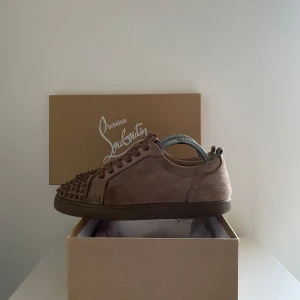 Christian Louboutin  - Säljer nu dessa christian louboutin skor i väldigt fint skick! Storlek 42. Box och påse ingår samt extra nitar och snören. Såklart riktiga! En skada vid hälen som har lagats. Se bild 5. Hör av dig vid minsta fråga.🙌