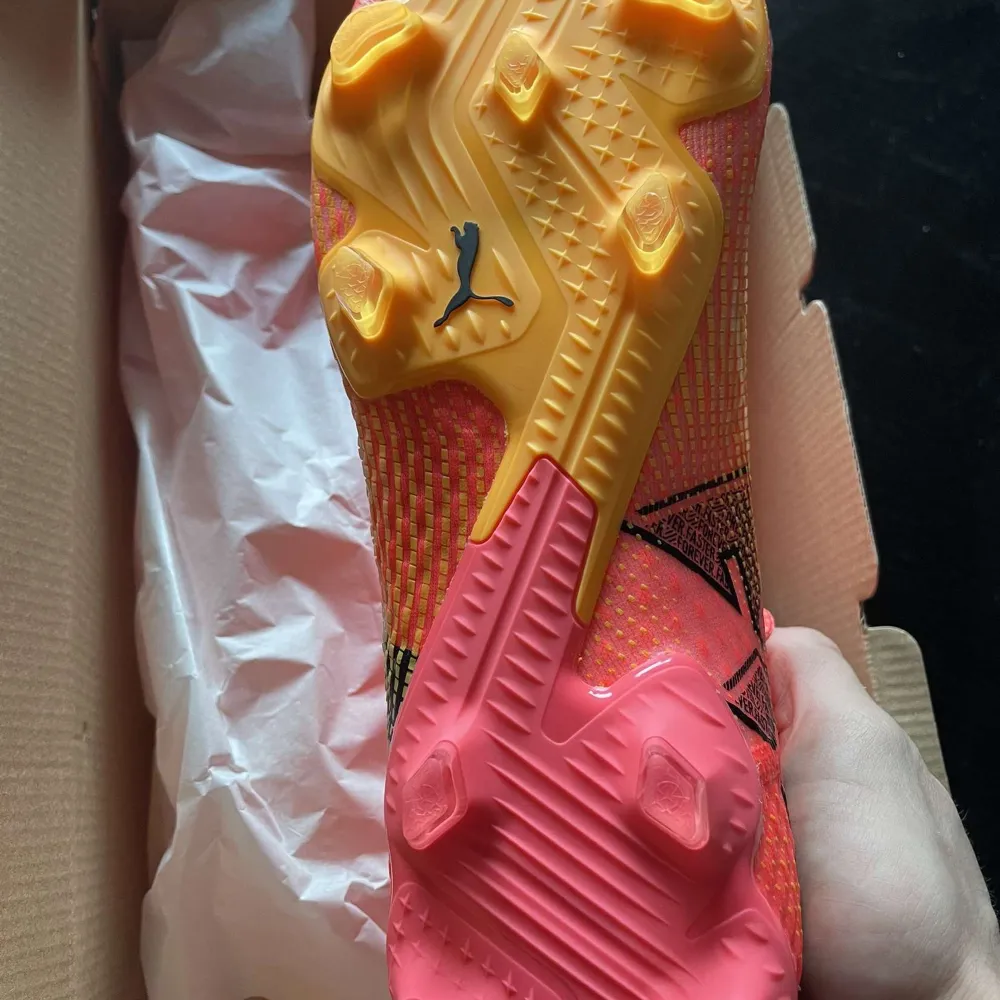 Säljer ett par grymma fotbollsskor från Puma i en skarp rosa färg med svarta detaljer. Skorna har snörning och en tight passform för bästa kontroll på planen. De är i nytt skick och kommer i originalkartong. . Kengät.