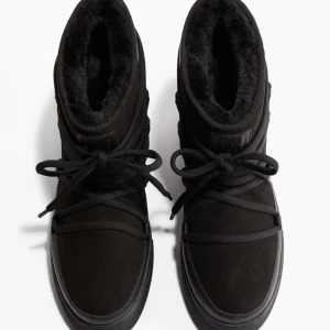 Svarta vinterskor - Ett par inuikki liknande vinterskor med snörning ifrån h&m. Näst intill oanvända, mycket bra skick!! Storlek 37/38