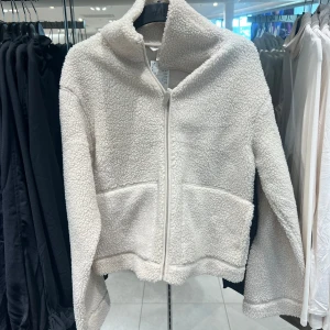 Beige teddyjacka med dragkedja - Helt ny med prislapp kvar!!❣️Mysig beige teddyjacka perfekt för kyliga dagar. Den har en dragkedja framtill och stora fickor för extra komfort. Jackan är långärmad och har en hög krage som håller dig varm. Perfekt för höst och vinter! Skriv för flera bilder eller andra frågor. ❣️❣️ för att paxa tryck på köp nu❤️‍🔥❤️‍🔥❤️‍🔥Sänker pris vid snabb affär, tar emot bra bud❣️❣️