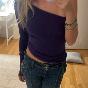 Lila oneshoulder topp från Mads Nørgaard - Säljer en snygg lila oneshoulder topp från Mads Nørgaard. Den är ribbad och har en tight passform och är i mycket bra skick. Storlek är nog S. 