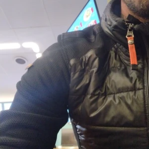 Svart pufferjacka från Parajumpers - Säljer en svart pufferjacka från Parajumpers i storlek M. Jackan har en cool orange dragkedja och en broderad logga på ärmen. Perfekt för höst och vinter med sin quiltade design och långa ärmar. Den är i mycket bra skick och redo för nya äventyr!