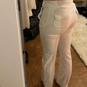 Juicy couture byxor - Säljer ett par vita juicy couture byxor i storlek xs.