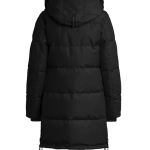 Svart vinterjacka  från Parajumpers - Säljer en svart dunjacka från Parajumpers i mycket bra skick. Jackan har en lång modell med huva och dragkedja framtill. Perfekt för kalla vinterdagar med sina praktiska fickor och snygga detaljer. Den har en cool gul rem vid halsen som ger en unik touch. Passar perfekt för både vardag och vinteräventyr! PRISET KAN ÄVEN DISKUTERAS