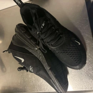 Svarta Nike 270 - Nyskick endast använda inne