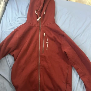 Röd huvtröja från Sparco - Säljer en snygg röd huvtröja från Sail Racing i mycket bra skick. Den är i storlek L men för mig som brukar ha vanligtvis M passar den utmärkt. 