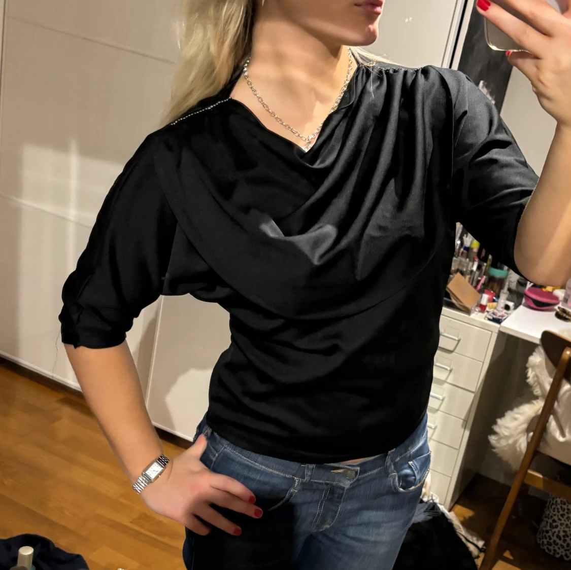 Svart blus med draperad hals - 90