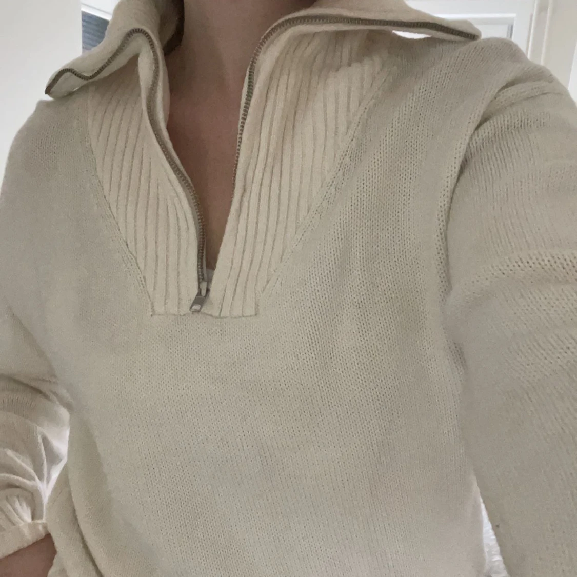 Beige stickad tröja med dragkedja