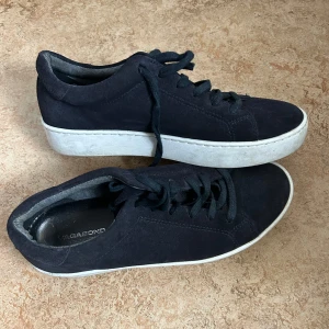 Svarta sneakers från Vagabond - Säljer ett par svarta sneakers från Vagabond i bra skick. De är i mocka med snörning och har en vit sula. Perfekta för både vardag och fest! 🖤