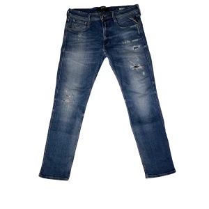 Replay ”Anbass” jeans - ♠️Riktigt feta slitningar!👊♠️ Strlk: W32, L32 ♠️ Skick: 8,5/10 ♠️ Perfekt till vardagen men även festligare tillfällen! ♠️ Priset är diskuterbart! ♠️ Nypris: 1600:- vårt pris: 599:-