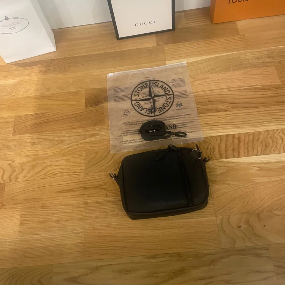 Säljer en snygg svart axelväska från Stone Island. Väskan är i nytt skick och har en praktisk dragkedja. Perfekt för vardagsbruk eller när du vill ha en stilren look. Kommer med förpackning och inplastning!. Laukut & Käsilaukut.