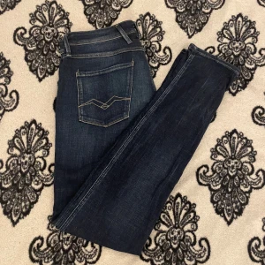 Replay anbass jeans  - Replay anbass jeans i strl 33/36. Mycket bra skick, skriv om du har frågor. 