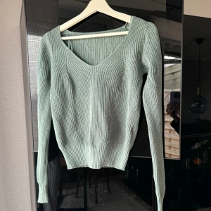 Stickad tröja Gina Tricot  - Sparsamt använd men har någon enstaka ögla som syns. 30kr plus frakt