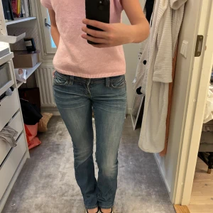 Blå jeans i bra skick - Säljer ett par snygga blå jeans i bra skick! Innebenslängden 86 cm och midjemått 43cm 