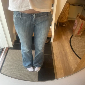 Lågmidjade bootcut jeans - Säljer ett par ljusblå lågmidjade bootcut jeans i bra skick. Ser ut som jeans men är i ett arningen tunnare material. Hör av dig om du undrar något🥰