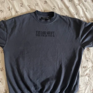 Mörkblå Taylor Swift The Eras Tour tröja - En mörkblå eras tour crewneck💖🌟