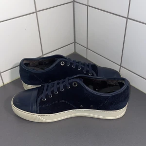 Mörkblåa lanvins  - Säljer dessa feta mörkblåa lanvins i storlek 8 som motsvarar 42-43 för endast 1599kr, skicket är mycket bra men defekter finns (bild 4) inget og medkommer och priset kan alltid diskuteras vid snabb affär! Mvh luxury 