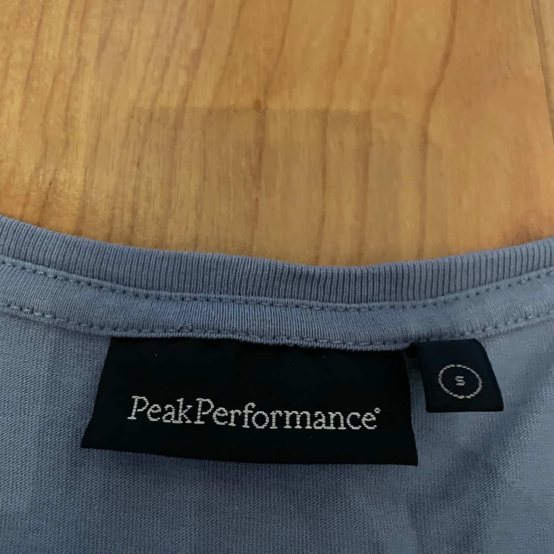 Blå t-shirt från Peak Performance - 91