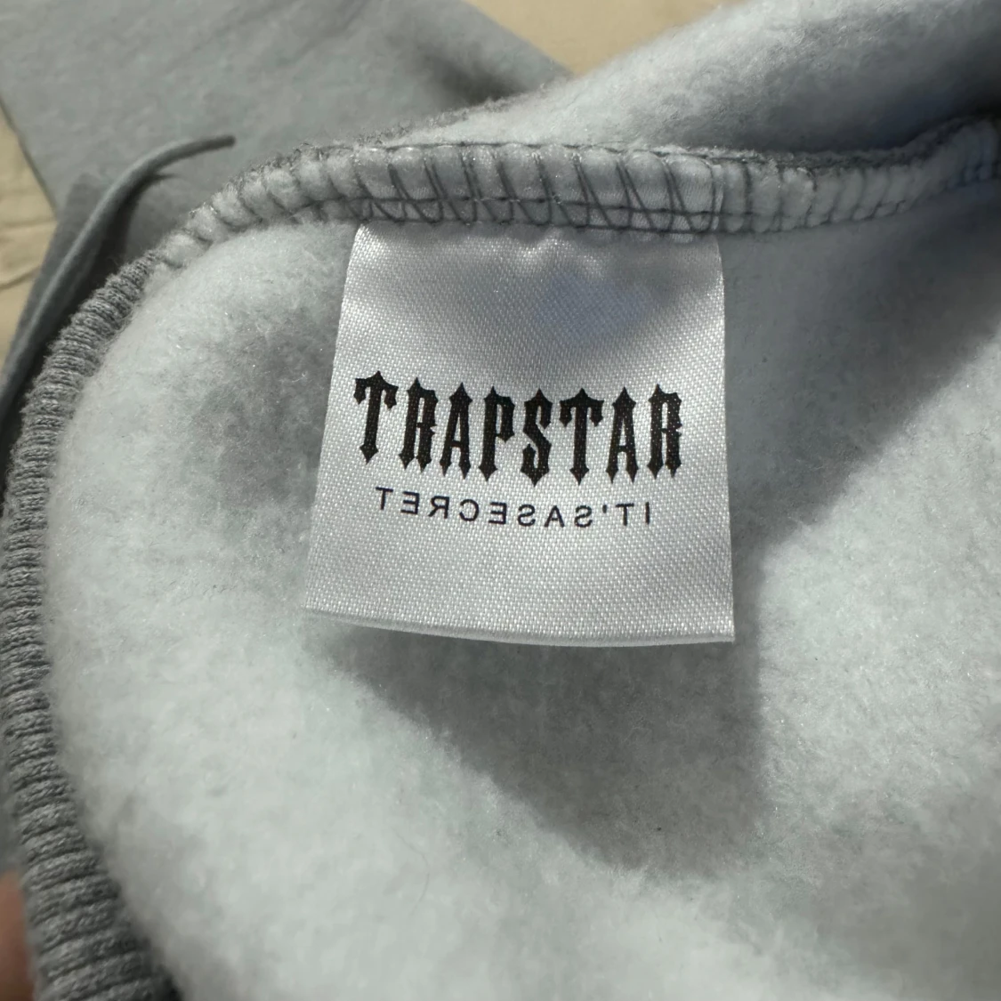 Grå hoodie från Trapstar med blå märke. - 92