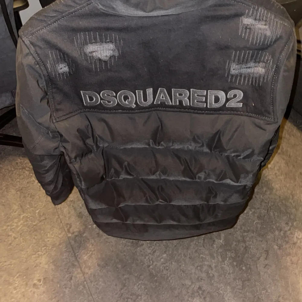 Säljer en snygg svart pufferjacka från Dsquared2. Den har en mjuk och varm insida med pälsfoder och en dragkedja framtill. Perfekt för kalla dagar och ger en cool look med Dsquared2-loggan på ryggen. Perfekt winter jacka till sina barn eller till sig själv. Det är bild nummer 1,2,3 den jackan har päls den andra jackan är tjockare och därför inte behöver päls i jackan men den har dock en slags reflex som man ser.. Jackor.