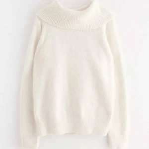 Vit stickad off shoulder tröja från Lindex - Fluffig offshoulder tröja med ribbade detaljer. Använd en gång. Tröjan är i mycket bra skick. Köpt för 349 kr. Har stolek S i vanliga fall och denna passar jättebra i storlek 170. Perfekt till vintern❄️