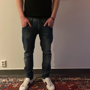Dondup Jeans - Ett par feta dondup jeans | storlek 33 | Modellen är 190cm | Fast pris
