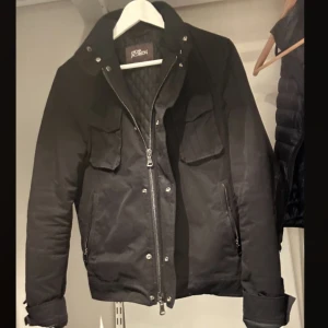 Oscar Jacobsson jacka - Säljer denna Oscar Jacobsson jackan i nyskick. Köpt för ca 4000kr. Skriv vid minsta lilla intresse