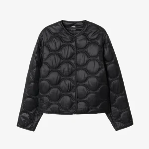 Svart quiltad jacka från Mango - Säljer denna skitsnygga populära jackan från Mango! Använd fåtal gånger pch passar till allt🖤🖤storlek s 