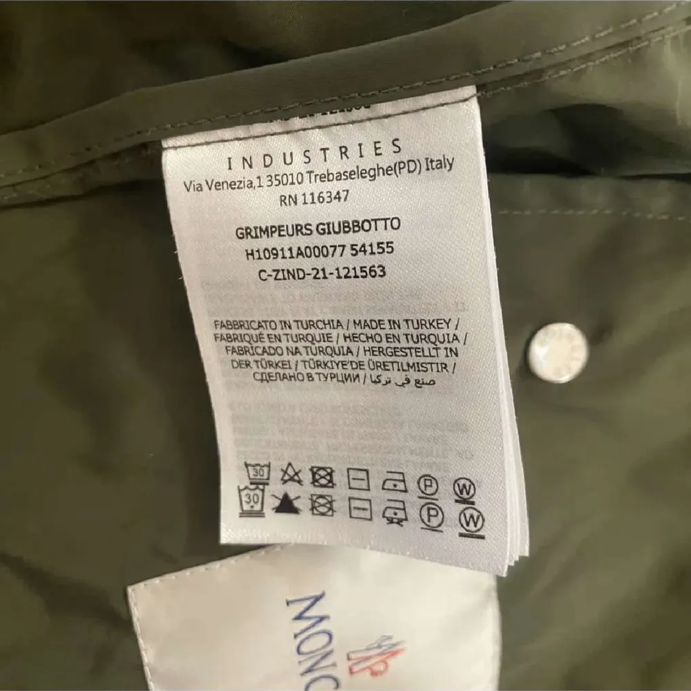 Säljer denna asfeta windbreakers från moncler i färgen olivgrön. Skick 9,8/10 köptes från Plick för ca 5000 o är för liten därav säljer jag den för endast 2999. Hör gärna av er vid frågor och funderingar🙌🏼. Jackor.