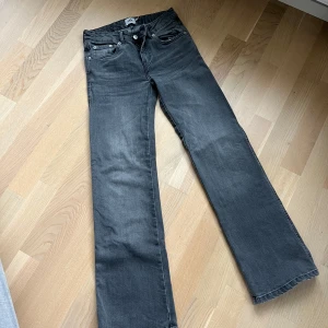 Jeans - Säljer dom här gråa jeansen från lager 157 i storlek xs, short length.  Använda en gång. Säljer dom för 110kr