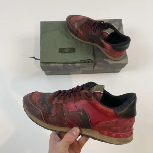 Valentino Rockrunners Skor - Valentino Rockrunner Skor | Detta är marknadens fetaste, populäraste & mest eftertraktade sko nu inför vintern & hösten! | Skick 8/10, SJUKT bra! | Storlek 40, men passar nog även 41 då de är lite större i storleken enligt oss | Dustbag medföljer | Priset är alltid diskuterbart vid snabb affär! | Nypris 8000kr | Du får mer än gärna höra av dig vid minsta möjliga fråga eller fundering så svarar vi med glädje! |  / GardeGrisch - Registrerat företag 😄