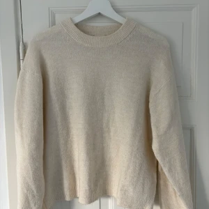 Stickad tröja - Mysig beige stickad tröja från H&M i storlek XS. Perfekt för kyliga dagar med sin mjuka och bekväma passform. Tröjan har långa ärmar och en klassisk rund halsringning. Passar både till vardags och lite finare tillfällen. 🧶✨