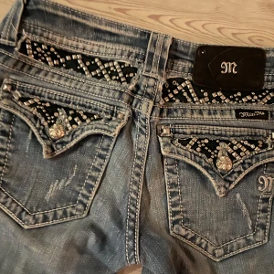 Snygga miss me jeans - Säljer ett par snygga jeans från Miss Me i storlek 27 med fina detaljer! Byxorna är både lowrise och bootcut. Säljer då byxorna inte passar mig, knappt använda🤍🤍