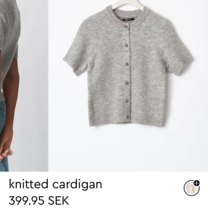 Grå stickad kofta från Gina Tricot - Säljer en superfin grå stickad kofta från Gina Tricot. Den har korta ärmar och knappar framtill. Perfekt för både vår och höst, och den är i mycket bra skick. Den är super sjön och har inga defekter. Säljer pga att jag ej har några jeans att matcha den till❤️ Den är i storlek S men den passar även XS❣️