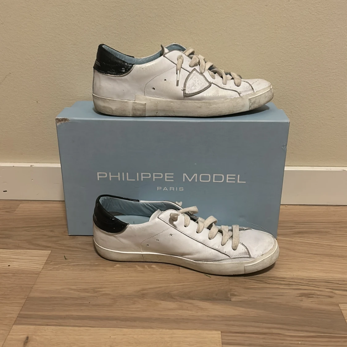 Vita sneakers från Philippe Model - 90