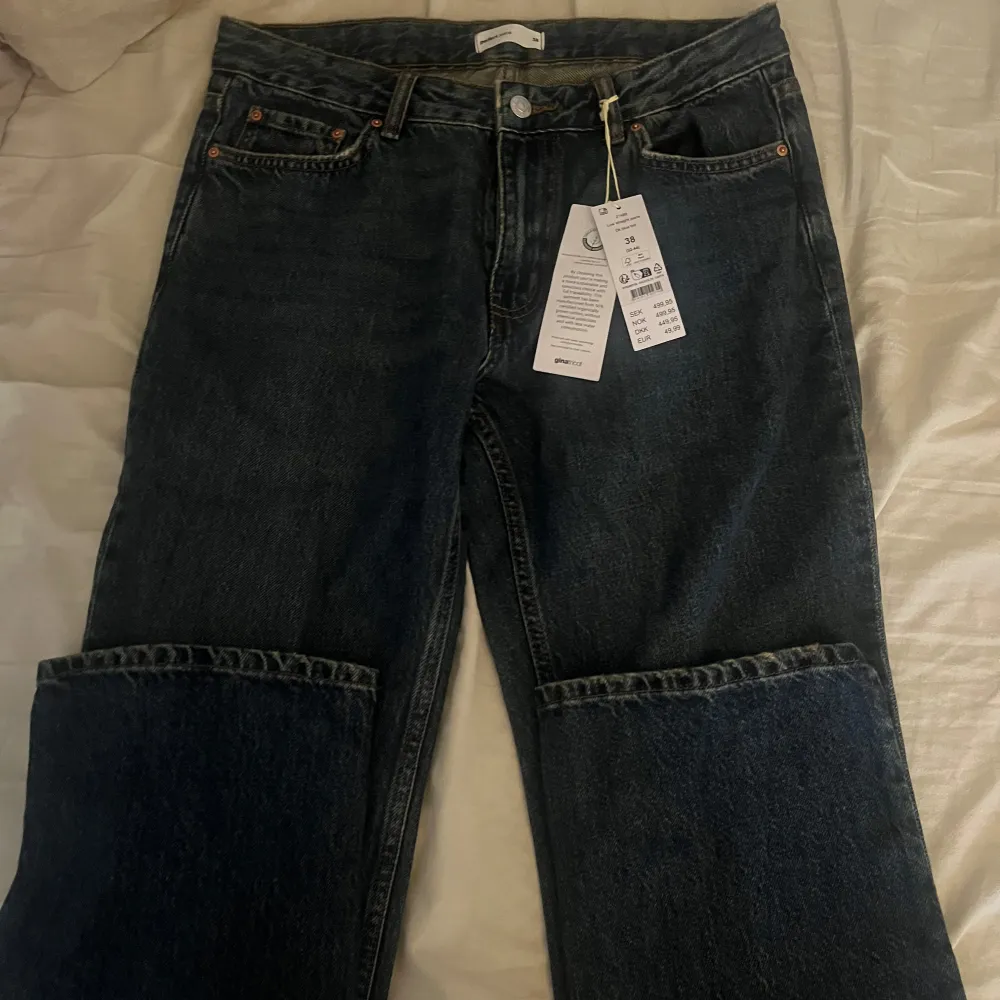 Säljer ett par snygga mörkblå lågmidjade  jeans i nytt skick. De har en klassisk design med fem fickor och en bekväm passform. Perfekta för både vardag och fest! 🕺. Jeans & Byxor.