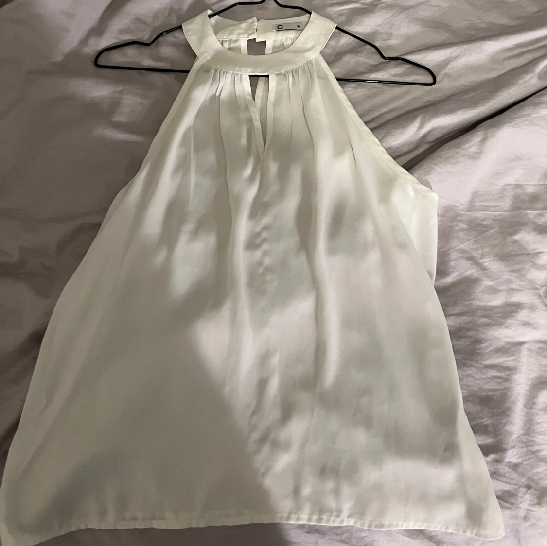 Vit ärmlös blus från Cubus