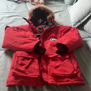 Canada goose jacka - En fin canada goose jacka med bra kvalitet. Vid mer bilder elr annat kom privat. Anledning- är för stor för mig