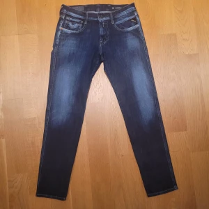 Replay Anbass jeans - Säljer ett par snygga mörkblå jeans från Replay i modellen anbass. Dem har en riktigt snygg tvätt och har inga tecken på användning. Det är storlek W29/L30.